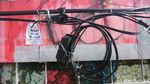 Parah! Sejak Tahun Lalu Kabel Ini Dibiarkan Semrawut