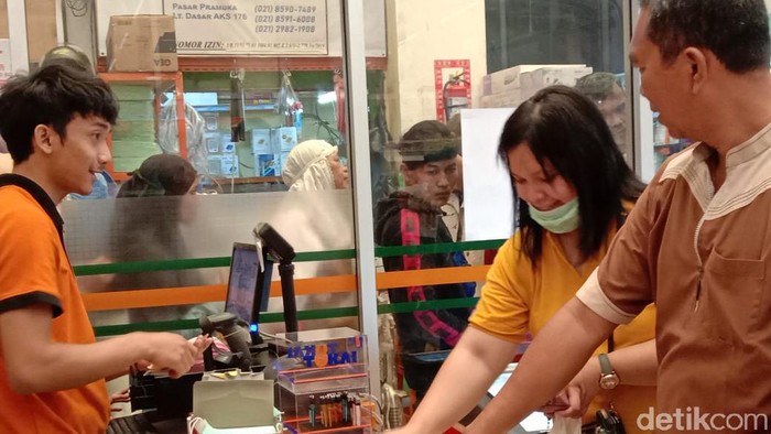 Masker di Pasar Pramuka