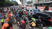 Antrean kendaraan mengular panjang.