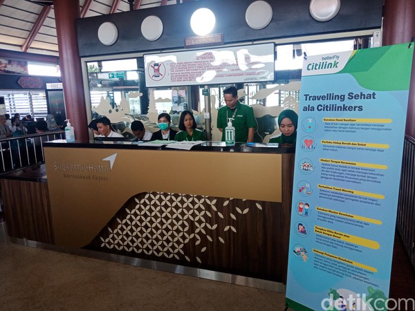 Citilink mengimbau penumpang untuk menjaga kebersihan dan kebugaran tubuh melalui banner yang dipasang di beberapa spot, salah satunya di boarding gate Bandara Internasional Soekarno-Hatta ini. (Foto: Putu Intan Raka Cinti/detikcom)