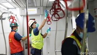 Upaya satu ini dilakukan setiap 10 menit sekali saat kereta berhenti di stasiun. 