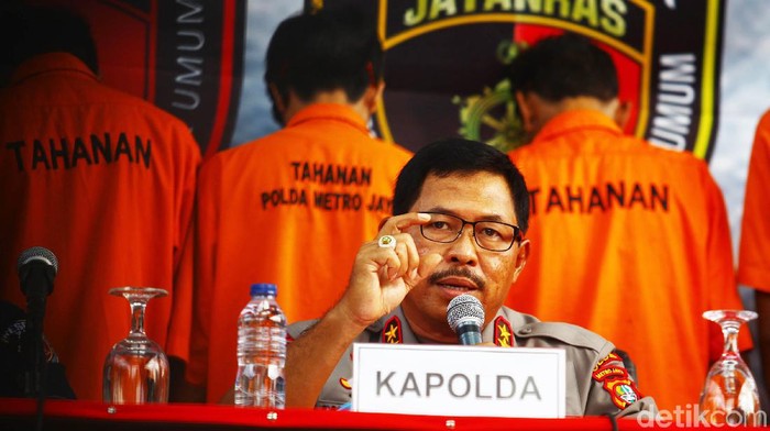 Kapolda Metro Jaya Irjen Pol Nana Sudjana didampingi Direskrimum Polda Metro Jaya Kombes Pol Suyudi Ario Seto dan Kabid Humas Polda Metro Jaya Kombes Pol Yusri Yunus menunjukkan barang bukti kasus pembobolan kartu kredit perbankan dengan menggunakan virtual account di Polda Metrojaya, Jakarta, Jumat (6/3/2020). Dalam  kasus tersebut polisi menangkap tujuh orang anggota komplotan penipu  dan sejumlah barang bukti