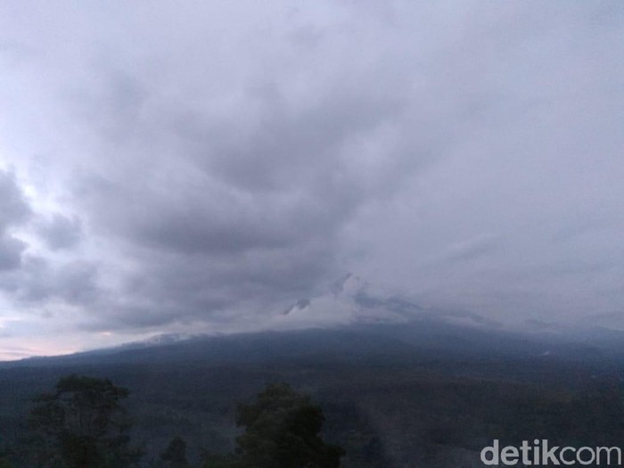 Gunung Semeru mengalami kenaikan kegempaan. Hari ini sudah terjadi 133 letusan di gunung tertinggi di Pulau Jawa tersebut.