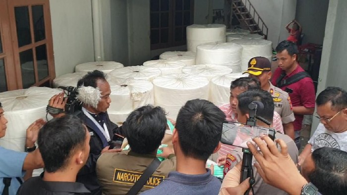 Penggerebekan pabrik rumahan masker di Senen, Jakpus