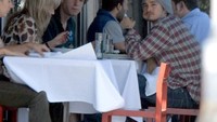 Momen kulinernya yang satu ini juga tertangkap kamera. Lihat, tampaknya mulut Orlando Bloom tengah banyak mengisi makanan hingga membuat pipinya mengembung. Foto: Istimewa