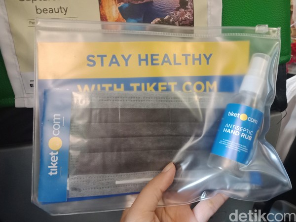 Di dalam kit ini ada masker, hand sanitizer, dan panduan menjaga kesehatan agar tak tertular virus. (Foto: Putu Intan Raka Cinti/detikcom) Di dalam kit ini ada masker, hand sanitizer, dan panduan menjaga kesehatan agar tak tertular virus. (Foto: Putu Intan Raka Cinti/detikcom)