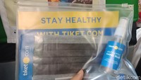 Di dalam kit ini ada masker, hand sanitizer, dan panduan menjaga kesehatan agar tak tertular virus. (Foto: Putu Intan Raka Cinti/detikcom)