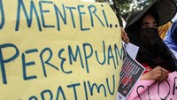 Massa membentangkan berbagai poster.