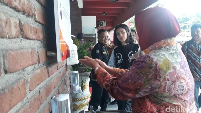 Fasilitan Umum Surabaya Kini Dipasang Wastafel