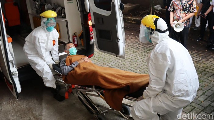 Simulasi Penangan Pasien Corona di RSHS Bandung RSHS Bandung melakukan simulasi penanganan pasien suspect corona, Jumat (6/3/2020). Simulasi itu untuk menunjukkan kesiapan RSHS dalam menangani pasien suspect corona.