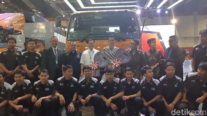 Mitsubishi Fuso bagi-bagi truk di ajang GIICOMVEC