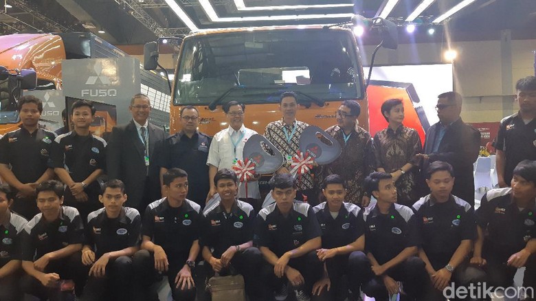 Mitsubishi Fuso Mitsubishi Fuso bagi-bagi truk di ajang GIICOMVEC