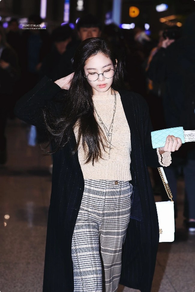 6. Chanel Boy HandbagWanita 24 tahun ini kedapatan mengenakan Chanel Boy Handbag berbentuk persegi panjang berikut beberapa kali. Meski desainnya sederhana, tas seharga $4,200 (Rp 60 jutaan)  itu menarik perhatian dengan kesannya yang mewah. Foto: Fansite