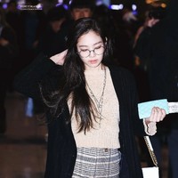 6. Chanel Boy HandbagWanita 24 tahun ini kedapatan mengenakan Chanel Boy Handbag berbentuk persegi panjang berikut beberapa kali. Meski desainnya sederhana, tas seharga $4,200 (Rp 60 jutaan)  itu menarik perhatian dengan kesannya yang mewah. Foto: Fansite