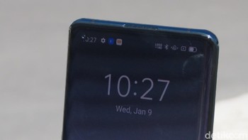 Ukurannya 164,9 mm x 74,5 mm x 8 mm, saat digenggam rasanya pas di tangan. Layarnya juga memakai waterfall screen, melengkung di bagian tepinya. (Fitraya Ramadhanny/detikcom)