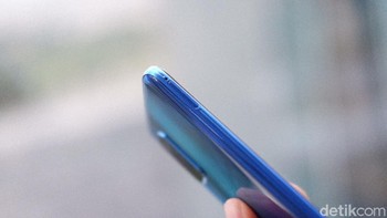 Sisi kiri terdapat slot SIM Card, sementara bagian kanan terdapat tombol power dan pengaturan volume. Foto: Adi Fida Rahman/detikINET