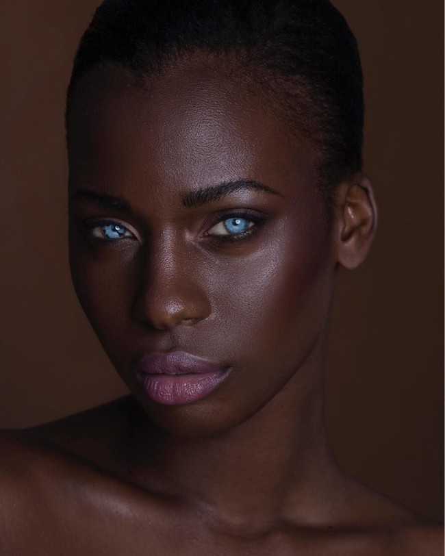 Jalicia bercerita saat berjalan di tempat umm dia kerap mendapatkan pandangan heran dari orang-orang yang berpapasan dengannya. Bahkan ada yang terang-terangan memandanginya dengan lama. Foto: Instagram/@iamjalicia