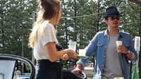 Selain tampan, Orlando Bloom juga tampak keren dengan pose ngopinya yang satu ini. Lengkap dengan sunglasses dan topi saat mengunjungi sebuah kafe.  Foto: Istimewa