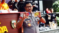 Kapolda Metro Jaya Irjen Pol Nana Sudjana menunjukkan kartu kredit yang diamankan dari pelaku.