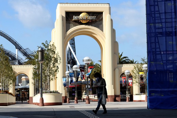Selain Universal Studio Jepang, taman hiburan lain yang turut ditutup guna mencegah penyebaran virus corona adalah Tokyo Disneyland dan DisneySea.