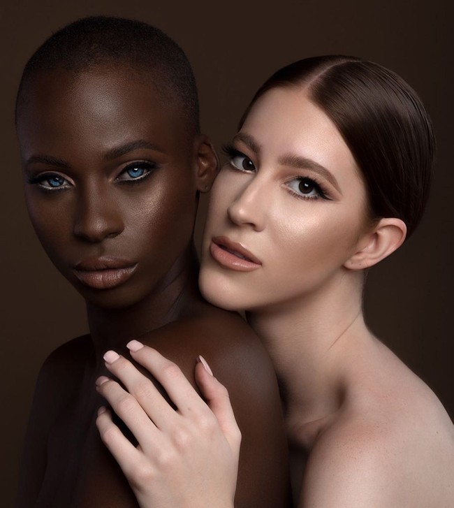 Usia pubertas, sekitar 11-12 tahun, adalah masa paling sulit bagi Jalicia. Seperti dikutip dari Glamour Fame, dia kerap ketakutan dan bersembunyi di balik saudara-saudaranya saat keluar rumah. Dia disebut orang aneh, sehingga membuatnya tidak nyaman dan ketakutan saat tinggal di Barbados. Foto: Instagram/@iamjalicia