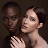 Usia pubertas, sekitar 11-12 tahun, adalah masa paling sulit bagi Jalicia. Seperti dikutip dari Glamour Fame, dia kerap ketakutan dan bersembunyi di balik saudara-saudaranya saat keluar rumah. Dia disebut orang aneh, sehingga membuatnya tidak nyaman dan ketakutan saat tinggal di Barbados. Foto: Instagram/@iamjalicia