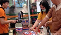 Seperti diketahui, harga masker naik gila-gilaan di pasaran setelah banyak diburu masyarakat. Hal itu terjadi semenjak dua Warga Negara Indonesia (WNI) dinyatakan positif terinfeksi virus corona.