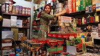 Pedagang pernak-pernik khas Arab di kawasan itu mengatakan terjadinya penurunan omzet pasca-pemerintah Arab Saudi menangguhkan pemberangkatan umroh untuk seluruh negara, salah satunya Indonesia.