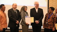 Ekspresi kebahagiaan terlihat jelas di wajah Renita Dewi setelah menerima sertifikat German Bachelor Professional. Istimewa/Astra.