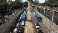 Kemacetan dimulai dari arah Mampang menuju Rasuna Said.