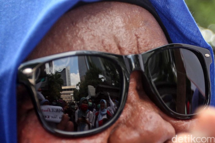 Tolak Omnibus Law, Buruh Perempuan Geruduk Kemen PPPA Buruh perempuan dari FSPMI dan KSPI berdemo di gedung Kementerian Pemberdayaan Perempuan dan Perlindungan Anak. Mereka menolak Omnibus Law Cipta Kerja.