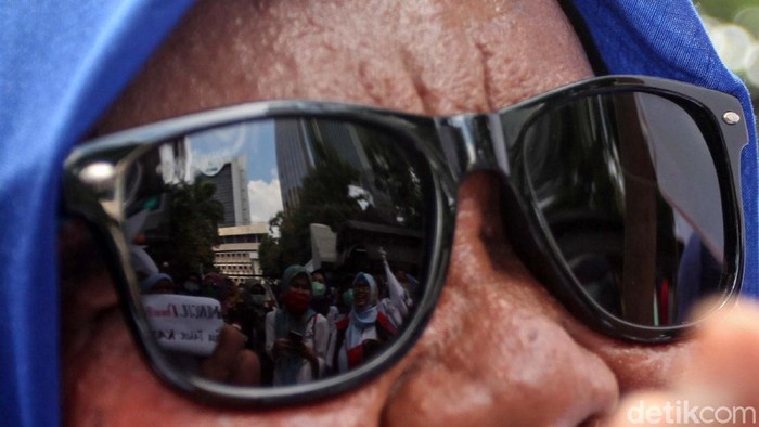 Buruh perempuan dari FSPMI dan KSPI berdemo di gedung Kementerian Pemberdayaan Perempuan dan Perlindungan Anak. Mereka menolak Omnibus Law Cipta Kerja.
