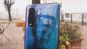 Oppo Find X2 hadir dengan dua pilihan warna yaitu biru Ocean (Glass) dan Black (Ceramic). (Fitraya Ramadhanny/detikcom)