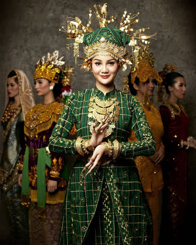 Puteri Indonesia Sumatera Selatan 2020 Widya Ayu Pratami ini merupakan sarjana akutansi berusia 23 tahun. Finalis Puteri Indonesia 2020 itu sehari-harinya bekerja sebagai konsultan di Kementerian Pekerjaan Umum dan Perumahan Rakyat. Foto: Instagram @ officialputeriindonesia/ ʜᴀɴɴ ᴘʀᴀᴡɪʀᴀ