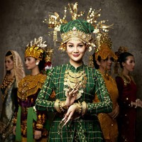 Puteri Indonesia Sumatera Selatan 2020 Widya Ayu Pratami ini merupakan sarjana akutansi berusia 23 tahun. Finalis Puteri Indonesia 2020 itu sehari-harinya bekerja sebagai konsultan di Kementerian Pekerjaan Umum dan Perumahan Rakyat. Foto: Instagram @ officialputeriindonesia/ ʜᴀɴɴ ᴘʀᴀᴡɪʀᴀ