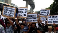 Selain itu para peserta aksi juga tampak membawa poster berisi berbagai tulisan dukungan untuk muslim di India, beberapa poster itu diantaranya bertuliskan Save Muslim india, Jangan Biarkan Kekerasan Terhadap Muslim India, dan Seret Oknum Yg Terlibat Penindasan Muslim India Uyghur dan Indonesia.