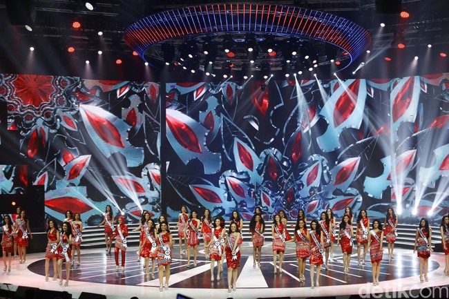 Dari 39 finalis Puteri Indonesia 2020 ini dipilih enam besar yang akan mendapatkan kesempatan menjawab pertanyaan dari para juri. Tiga juri di antaranya merupakan menteri kabinet Jokowi. Foto: Grandyos Zafna