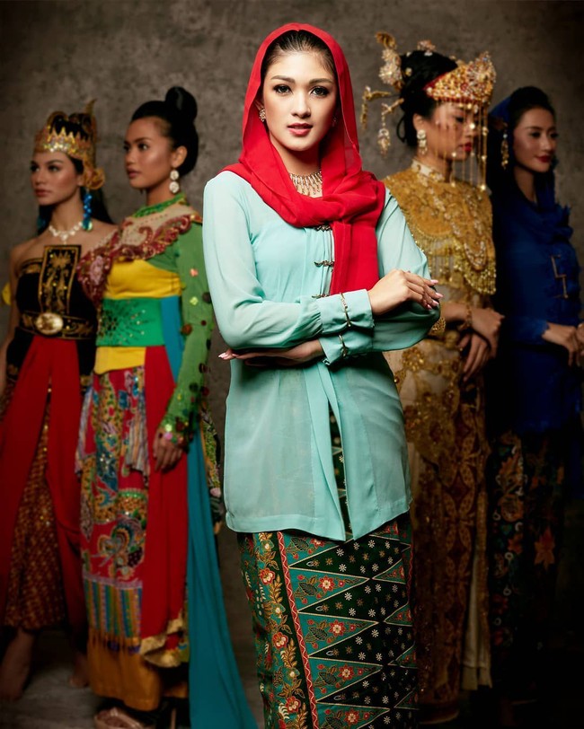 Puteri Indonesia DKI Jakarta 1 2020 Stephanie Cecilia merupakan seorang dokter gigi. Berusia 25 tahun, Stephanie aktif di beberapa organisasi sosial seperti menjadi Founder of Mediccation (Medical Talk and Communication) dan Head of Public Health Department Rumah Millenial. Foto: Instagram @ officialputeriindonesia/ ʜᴀɴɴ ᴘʀᴀᴡɪʀᴀ