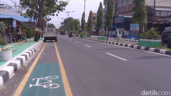 Jalur sepeda di Medan dipakai parkir liar (Datuk Haris Molana/detikcom)