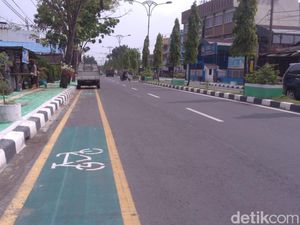 Ironi Jalur Sepeda Miliaran Jadi Parkir Liar di Medan
