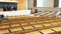 Para dosen penguji mendengarkan seorang mahasiswa memaparkan tesisnya di Politecnico University, Milan. Gian Luigi DAlberto/LaPresse via AP.