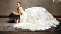 Tawa bahagia pengantin wanita ini pasti karena dua hal, pertama karena hari pernikahan, kedua karena bisa makan ayam goreng KFC. Di tangannya bukan ada sebuket bunga tapi seember ayam goreng. Foto: istimewa