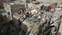 Sebuah bangunan lima lantai di kawasan Karachi, Pakistan, ambruk pada Kamis (5/3/2020) waktu setempat.