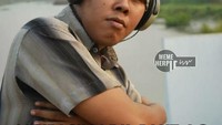 Mungkin tukang sate ini sosok yang nggak suka kepanasan. Masa ngipasin sate pake AC sih? Foto: Istimewa