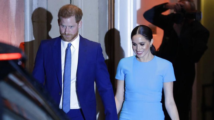Meghan Markle dan Pangeran Harry Britains Prince Harry and Meghan, the Duchess of Sussex, leave after attending the annual Endeavour Fund Awards in London, Thursday, March 5, 2020. The awards celebrate the achievements of service personnel who were injured in service and have gone on to use sport as part of their recovery and rehabilitation. (AP Photo/Kirsty Wigglesworth)