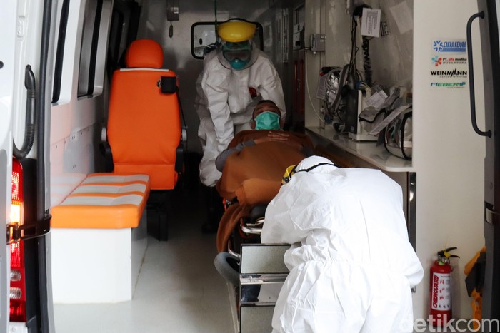 RSHS Bandung melakukan simulasi penanganan pasien suspect corona, Jumat (6/3/2020). Simulasi itu untuk menunjukkan kesiapan RSHS dalam menangani pasien suspect corona.