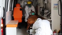 Kegiatan simulasi dimulai dari kedatangan ambulans yang membawa pasien suspect corona.