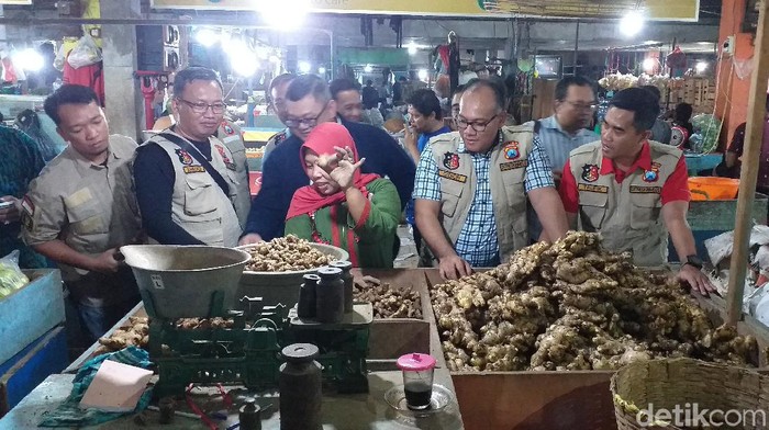 Satgas Pangan Polda Jatim menggelar sidak di Pasar Keputran, Surabaya. Sidak digelar untuk mengecek harga dan ketersediaan sejumlah komoditas menjelang Ramadhan dan terkait Virus Corona.