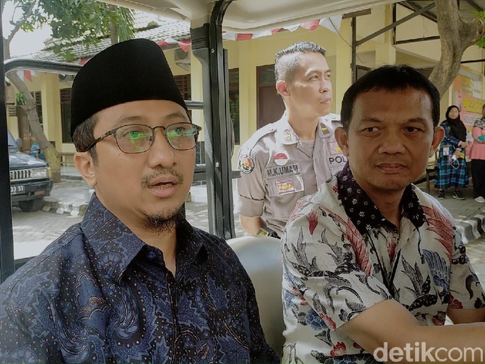 Ustaz Yusuf Mansur akhirnya memenuhi panggilan penyidik Polrestabes Surabaya. Ia dipanggil sebagai saksi kasus penipuan perumahan fiktif berkedok syariah, Multazam Islamic Residence.