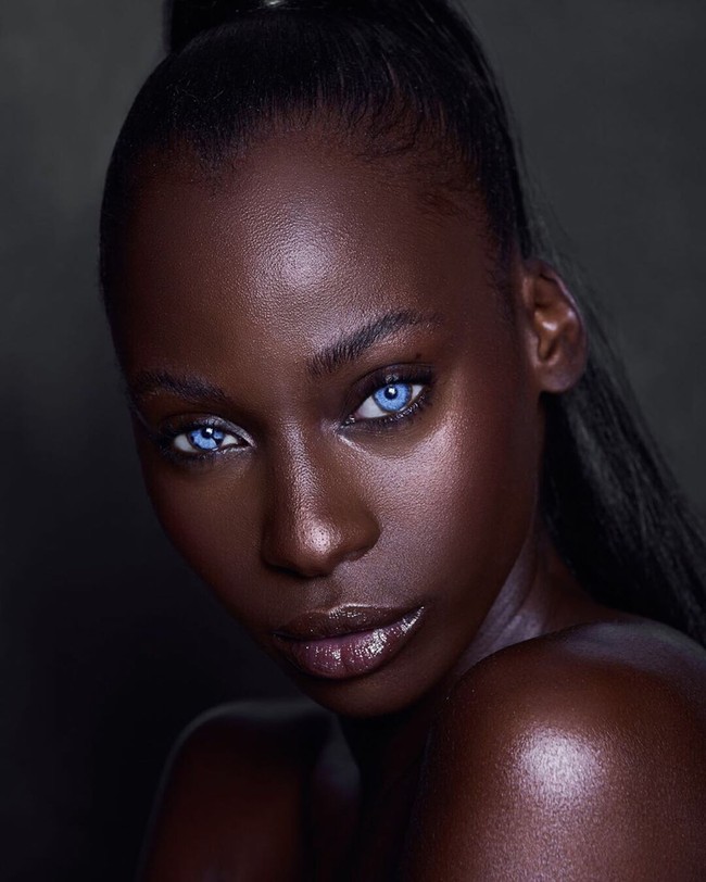 Kecantikan Unik Jalicia, Model Kulit Hitam dengan Mata Biru Alami